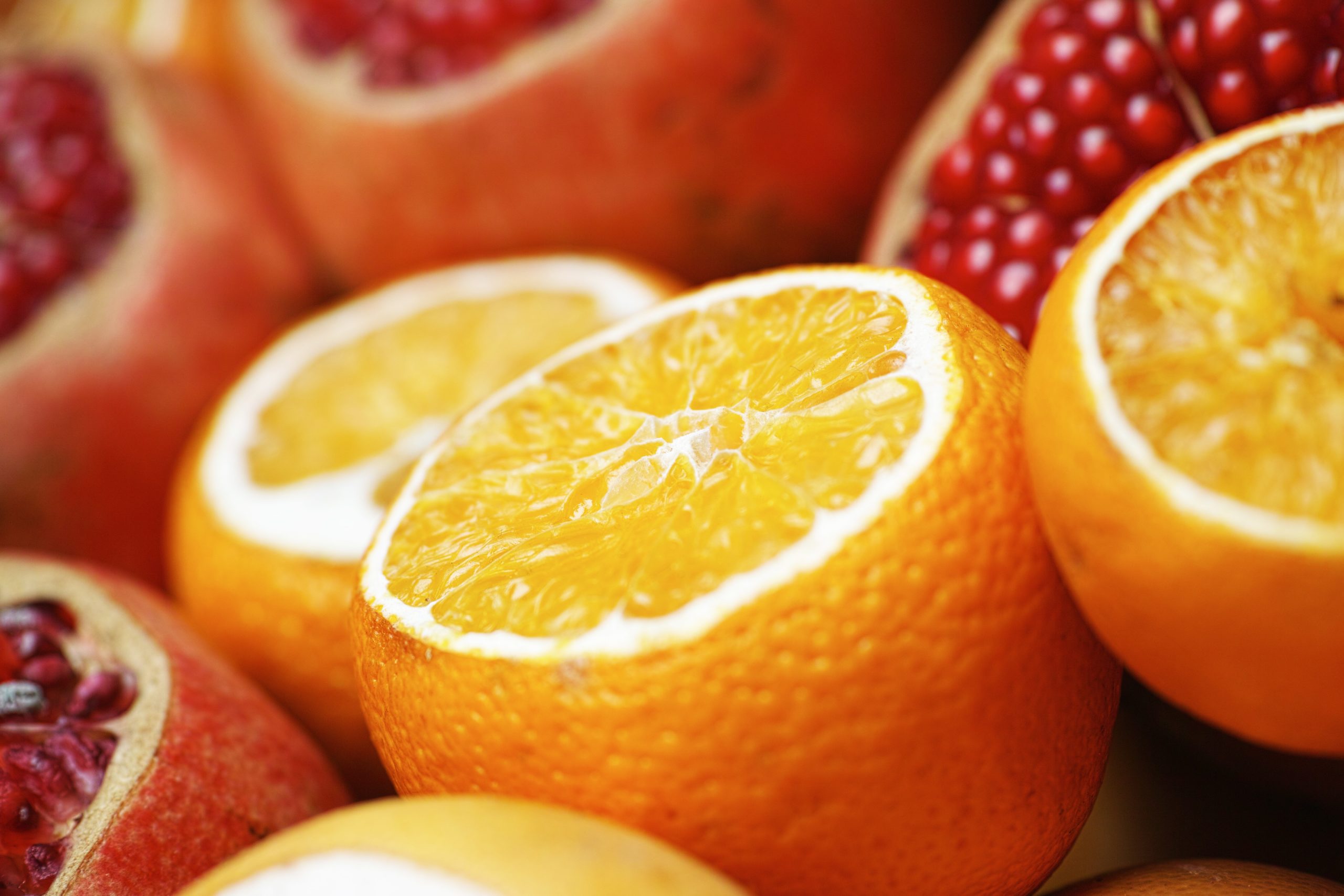 Oranges with the end cut off. Orange are a good source of vitamin C which support our immune system and health. Image from Pexels.